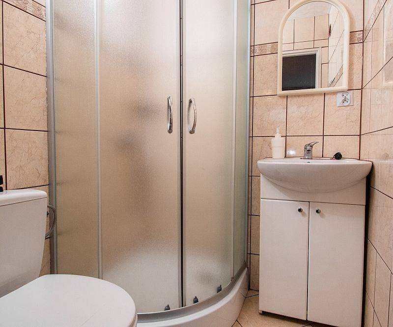 Łazienka pokoju czteroosobowego nr 7